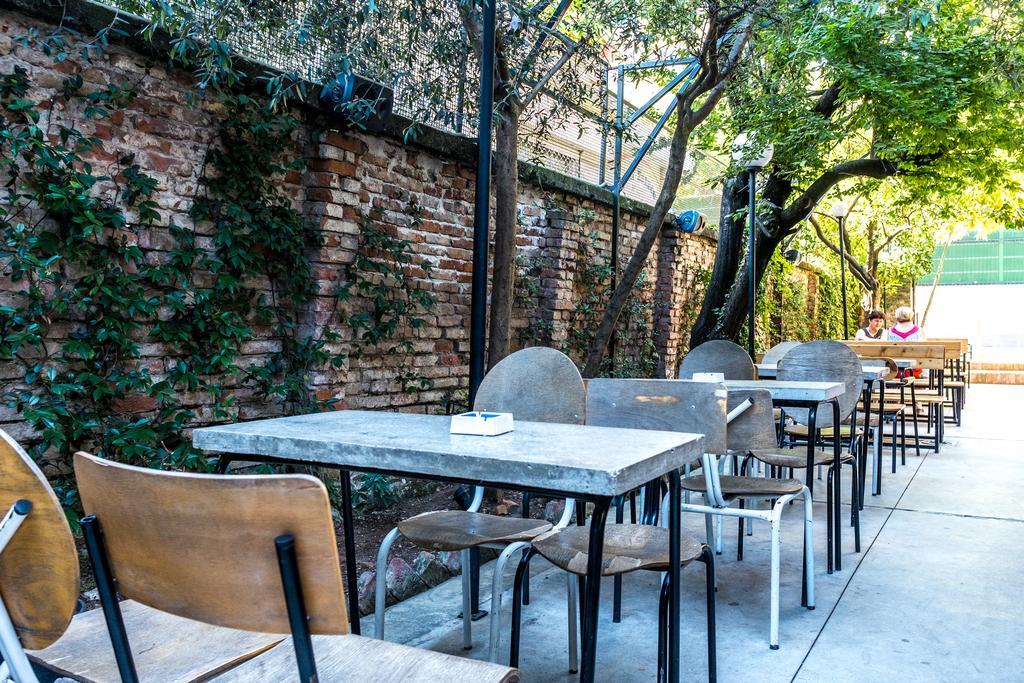 Destil Hostel Tirana Exterior foto